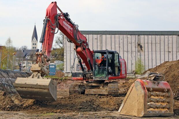 Die Baustelle hinter dem Edeka-Markt in Wickede: Vorbereitende Arbeiten für die Erweiterung der Verkaufsfläche. ARCHIVFOTO: ANDREAS DUNKER
