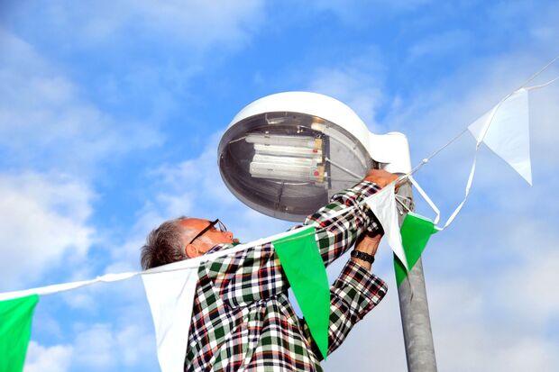 Ortsvorsteher Edmund Schmidt beim Schmücken am Feldweg FOTO: CHRISTIAN MEIER
