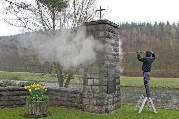 Reinigung des „Ehrenmals für die Opfer der Möhnekatastrophe“ mit einem Hochdruck-Dampfstrahl-Gerät durch Marcin Mokrzanski von der Steinwerkstatt Sobbe aus Werl FOTO: ANDREAS DUNKER