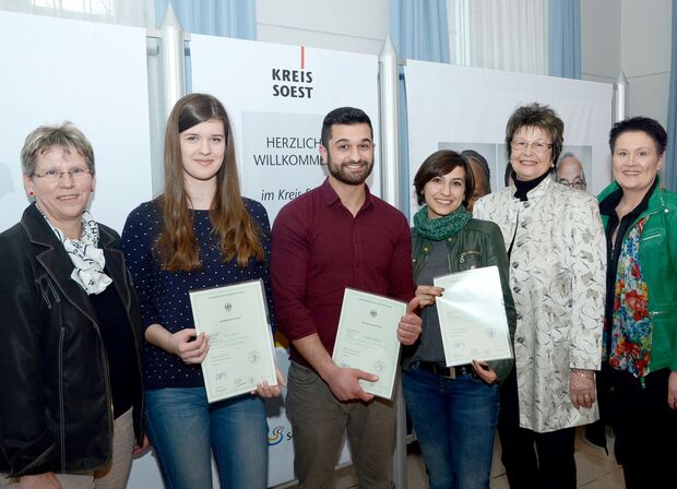 Gertrud Martin (links), stellvertretende Bürgermeisterin der Gemeinde Wickede (Ruhr), begrüßte die neuen deutschen Staatsbürgerinnen: Gabriela Pinjusic (2. von links) und Neila Ribeiro Gonçalves (4. von links). FOTO: JUDITH WEDDERWILLE / KREIS SOEST