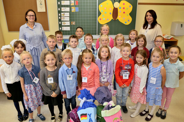 Die Klasse 1b der Melanchthon-Grundschule mit Klassenlehrerin Lejla Bednorz (rechts) und Lehrerin Jenny Czabon (links) als Fachkraft für das gemeinsame Lernen. FOTO: ANDREAS DUNKER