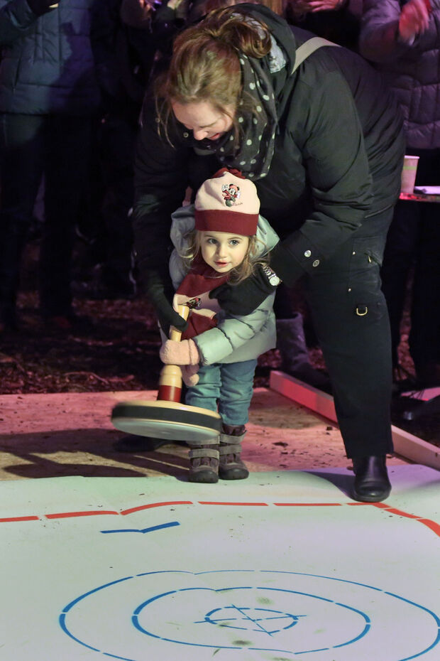 Ein Erlebnis für Jung und Alt: Eisstockschießen auf der Curlingbahn beim Wickeder Weihnachtsmarkt FOTO: ANDREAS DUNKER