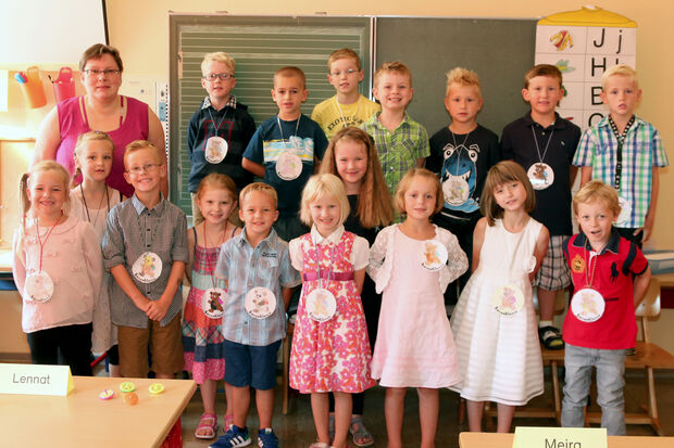 Die neue Klasse 1a der Engelhard-Grundschule mit Klassenlehrerin Elisabeth Henning FOTO: ANDREAS DUNKER