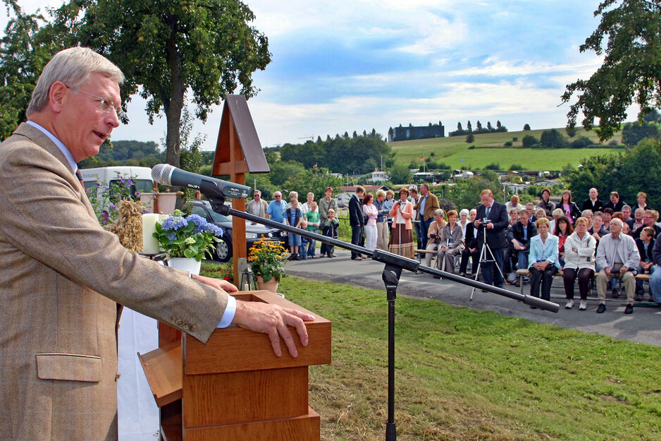 NRW-Landtagspräsident Eckhard Uhlenberg (CDU) bei einer Rede auf einem Feld des Bauern Neuhaus an der Wickeder Straße in Wiehagen ARCHIVFOTO: ANDREAS DUNKER