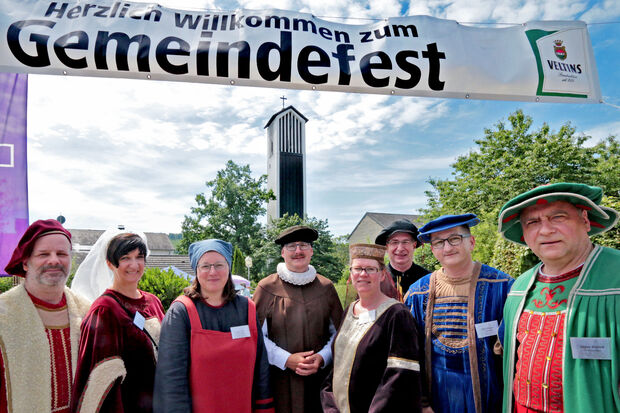 Kostümiert erinnerten diese Aktiven der evangelischen Kirchengemeinde beim Gemeindefest rund um die Christus-Kirche an die Reformation vor 500 Jahren (von links): Ralf Burzan, Eva Berneis, Anja Struck, Uwe Eder in der Rolle des Reformators Martin Luther, Ulrike Freund, Conny Knop, Pfarrer Dr. Christian Klein, Dirk Dämgen und Stefan Dittrich. FOTO: ANDREAS DUNKER