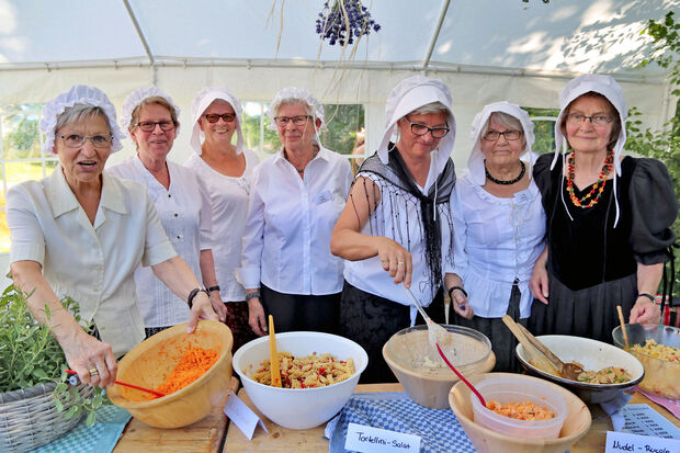 Ein Salatbuffet mit großer Auswahl bot die Frauengruppe "Herbstzeitlose" an. FOTO: ANDREAS DUNKER