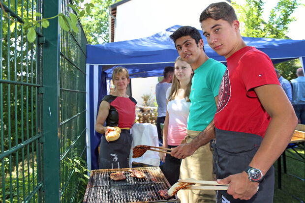 Mächtig ins Schwitzen gerieten die ehrenamtlichen Helfer an den heißen Holzkohle-Grills FOTO: ANDREAS DUNKER