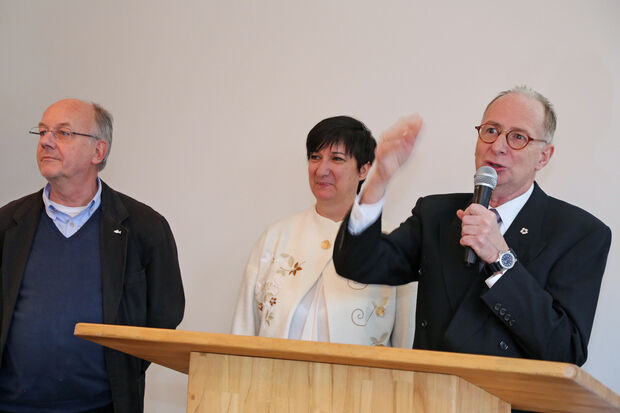 Pfarrer Ernst Pallmann, Prädikantin Eva Berneis und Pfarrer Dr. Christian Klein (von links) beim Neujahrs-Empfang der evangelischen Kirchengemeinde Wickede (Ruhr) im Martin-Luther-Haus FOTO: ANDREAS DUNKER