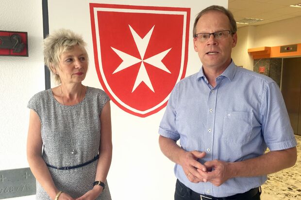 Die Arnsberger Regierungspräsidentin Diana Ewert (SPD) und der Wickeder Bürgermeister Dr. Martin Michalzik (CDU) FOTO: ANDREAS DUNKER