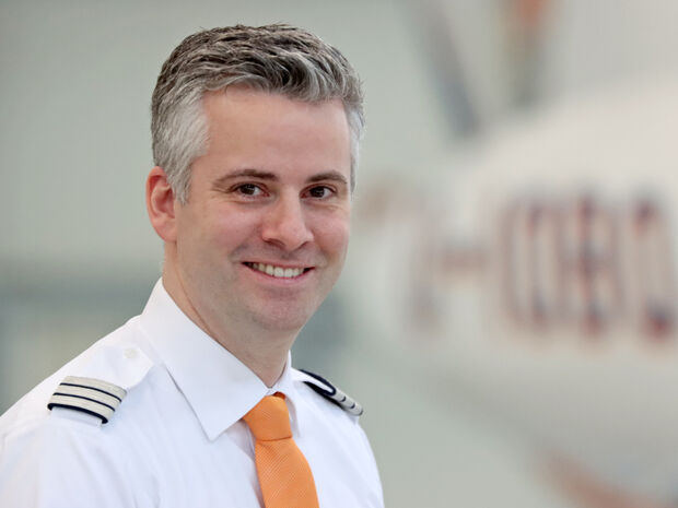 Fabian Schnatmann (35) ist seit Dezember 2013 als Pilot in der OBO-Flugbereitschaft tätig.  Zudem hat er zum 1. Januar 2019 offiziell die Funktion des Betriebsleiters von Klaus Schäfer übernommen, der aus Altersgründen aus dieser Position ausgeschieden ist. Schnatmann kennt den Arnsberger Verkehrslandeplatz bereits seit seiner Zeit als Schüler auf dem Segelflugplatz in Menden-Barge, der in Sichtweite des Arnsberger Flugplatzes liegt und den Segelflugschülern auch für Lande- und Start-Übungen mit dem vereinseigenen Motorsegler dient. 2005 begann er dann seine Ausbildung im Motorflug auf dem Verkehrslandeplatz in Voßwinkel. ARCHIVFOTO: ANDREAS DUNKER