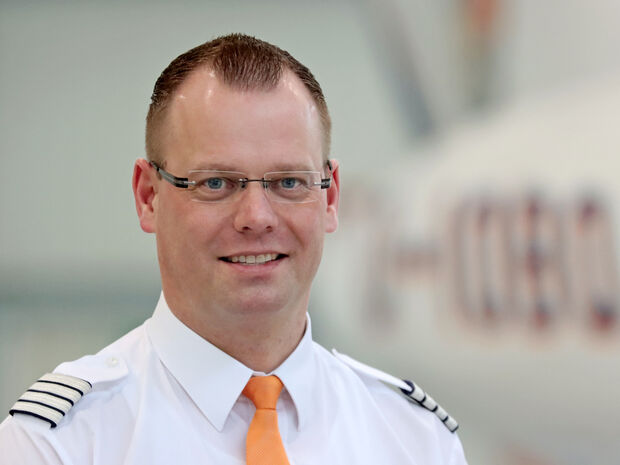 Ingo Reinert (43) aus Menden-Oesbern ist seit 1999 als Chefpilot und Leiter des OBO-Flugbetriebes sowie seit 2018 als Bereichsleiter  für die OBO-Flugbereitschaft und den Flugplatz Arnsberg-Menden (FAM) verantwortlich.  Bereits seit seinem 17. Lebensjahr hat er eine innige Beziehung zu dem Verkehrslandeplatz in Voßwinkel.  Denn damals erwarb er als Flugschüler des Luftsportclubs (LSC) Arnsberg dort die Pilotenlizenz.  Zudem war er seit 1994 als Platzwart und Flugleiter auf dem kleinen Nahverkehrsflugplatz beschäftigt. Ursprünglich stammt Reinert übrigens aus Ense-Parsit. ARCHIVFOTO: ANDREAS DUNKER 