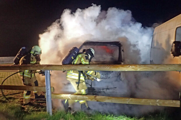 Die Werler Feuerwehr beim Löschen des Wohnmobils auf dem Pendlerparkplatz an der A 445 FOTO: FREIWILLIGE FEUERWEHR WERL