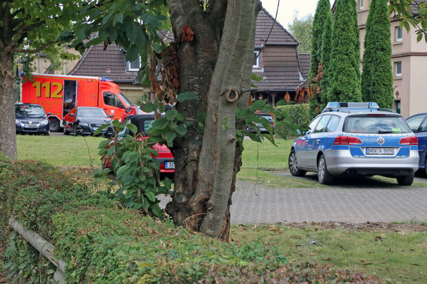 Mehrere Einsatzfahrzeuge rückten an der Fröndenberger Straße an, um einen Familienstreit zu schlichte und Verletzte zu behandeln. FOTO: ANDREAS DUNKER