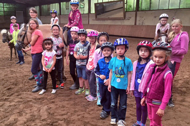 Pferdewirtin Anna-Lena Arndt (3. von links) zeigte den Kindern die Wiehagener Reitanlage sowie den festen Sitz im Sattel. FOTO: ANDREAS DUNKER