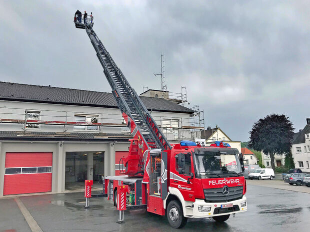 Die neue Drehleiter war bereits vor einigen Wochen zur Demonstration am Wickeder Feuerwehr-Gerätehaus zu Gast. ARCHIVFOTO: ANDREAS DUNKER