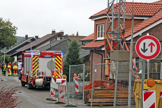 Feuerwehr und Rettungsdienst am Georg-Nellius-Weg in Wickede FOTO: ANDREAS DUNKER