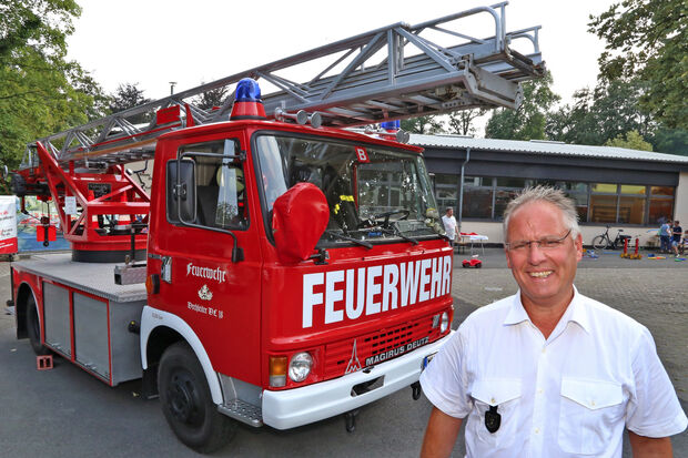 Feuerwehr-Drehleiter „DL 19-2“ (Baujahr 1980) mit einer Steighöhe von 19 Metern – es war einst die kleinste Drehleiter in der Großstadt Berlin. Heute ist das historische Einsatzfahrzeug im Privatbesitz in Menden stationiert. – Beim Feuerwehr-Fest der Löschgruppe Wimbern wurde der Magirus-Deutz-Oldtimer auf dem Platz vor der Schützenhalle zur Besichtigung ausgestellt. FOTO: ANDREAS DUNKER