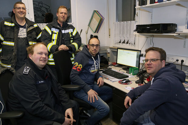 Die Einsatzleiter der Freiwilligen Feuerwehr im Gerätehaus an der Oststraße in Wickede FOTO: ANDREAS DUNKER
