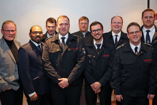 Bürgermeister Dr. Martin Michalzik (CDU), Feuerwehrmannanwärter Alveenus (genannt: „Alwin“) Anthonipillai, Jugendwart Fabian Marwinski, Zugführer Christopher Horn, Vikar Alexander Plümpe, Stellvertretender Löschgruppenführer Marco Engels, die Stellvertretenden Feuerwehrleiter Marcel Horn und Sascha Seidel sowie Löschgruppenführer André Robbert (von links) bei der Agatha-Feier der Löschgruppe Echthausen im TuS-Vereinsheim am Sportplatz in Echthausen FOTO: ANDREAS DUNKER