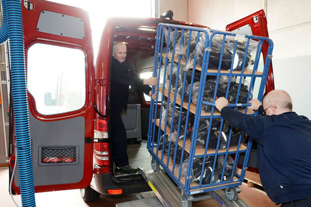 Ein Kleintransporter bringt die geprüften und gewarteten Atemschutzgeräte zu den Wehren. FOTO: WILHELM MÜSCHENBORN / KREIS SOEST