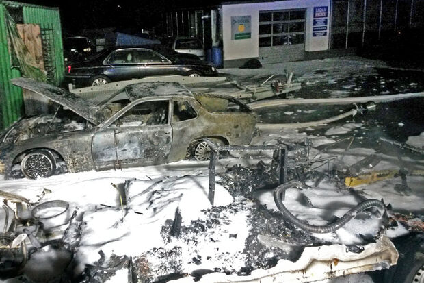 Mehrere Fahrzeug-Brände an der Autowerkstatt Ingo Mols in Wickede FOTO: FEUERWEHR