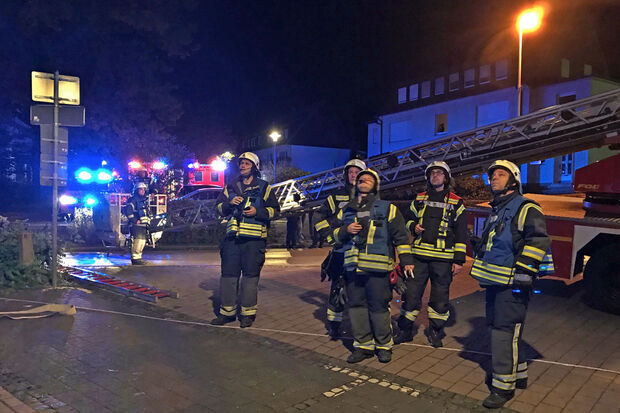 Feuerwehrleute nach dem Löscheinsatz FOTO: ANDREAS DUNKER