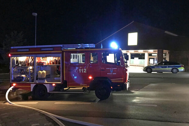 Wasserversorgung von einem Feuerwehr-Fahrzeug an der Christian-Liebrecht-Straße – im Hintergrund ein Streifenwagen der Polizei FOTO: ANDREAS DUNKER