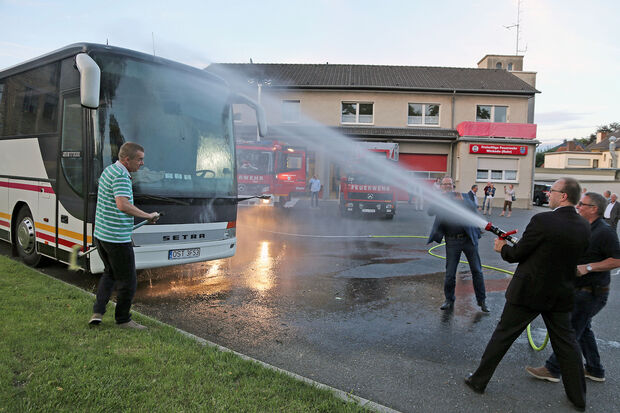 Der polnische Bürgermeister Marcin Wycislo zusammen mit Gemeindebrandinspektor Georg Ptacek an der Wasserspritze FOTO: ANDREAS DUNKER