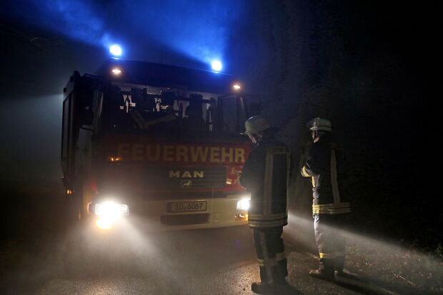 Die Enser Feuerwehr musste den Fahrer aus dem Autowrack herausschneiden und die Gefahrenstelle aufräumen. FOTO: ANDREAS DUNKER