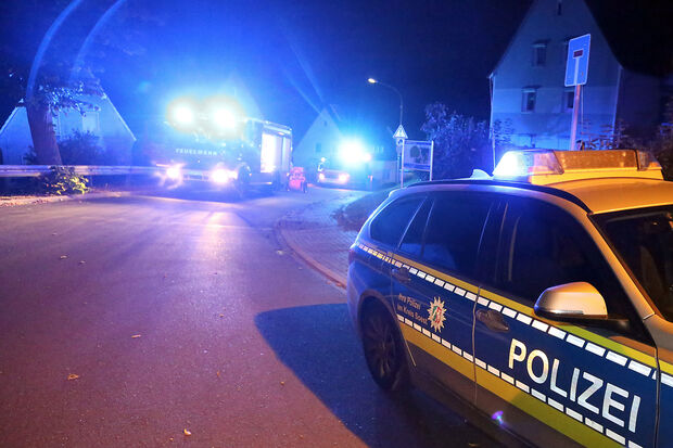 Feuerwehr- und Polizei-Fahrzeuge an der Friedhofstraße FOTO: ANDREAS DUNKER