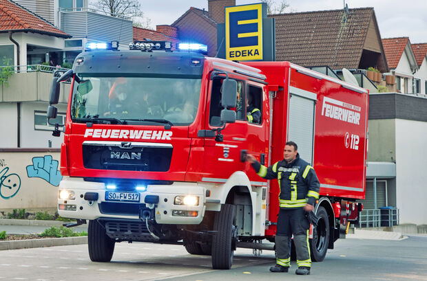 Auch auf dem Parkplatz des EDEKA-Supermarktes war die Wickeder Löschgruppe im Einsatz. FOTO: ANDREAS DUNKER
