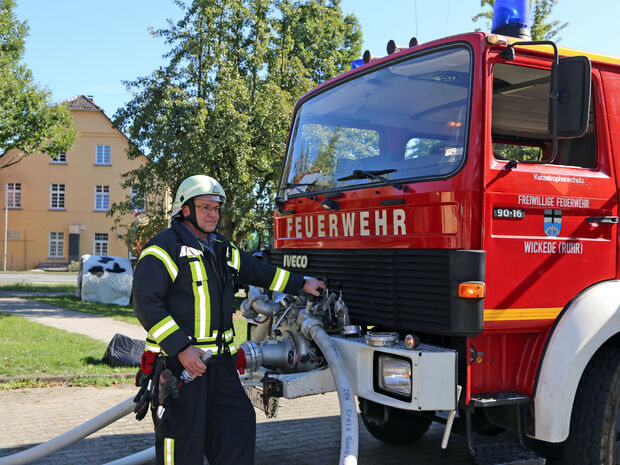 Hilfe für den Nachwuchs gab es auch von erwachsenen Feuerwehrleuten, die unter anderem die Einsatzfahrzeuge lenkten und teilweise die Technik bedienten. FOTO: ANDREAS DUNKER