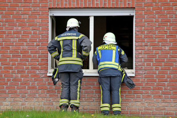 Feuerwehrleute an der Brandstätte am Levin-Schücking-Weg in Wickede FOTO: ANDREAS DUNKER