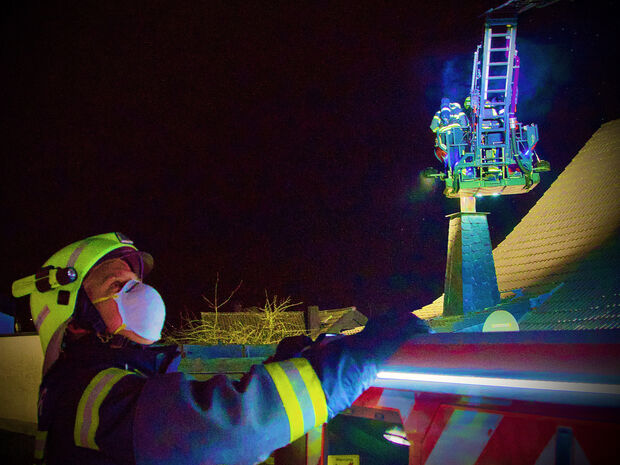 Unterstützt wurde die Löschgruppe Echthausen bei der Brandbekämpfung durch die große Drehleiter aus Wickede.  FOTO: ANDREAS DUNKER