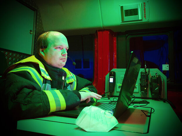 Der stellvertretende Feuerwehr-Leiter Marcel Horn im grünen Licht im Innern des neuen Einsatzleitwagens der Löschgruppe Echthausen  FOTO: ANDREAS DUNKER