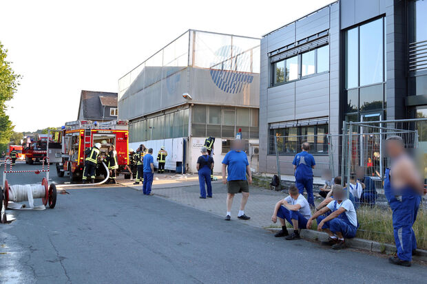 Die Frühschicht wurde auf Grund der CO-2-Konzentration in den Betriebsräumen abgebrochen: Mitarbeiter von MBT PolyTapes auf der Straße FOTO: ANDREAS DUNKER