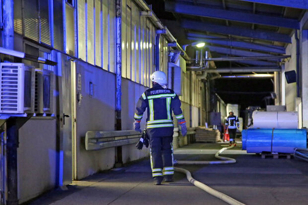 Feuerwehrleute auf dem Weg zur Brandstätte in der Produktionshalle FOTO: ANDREAS DUNKER