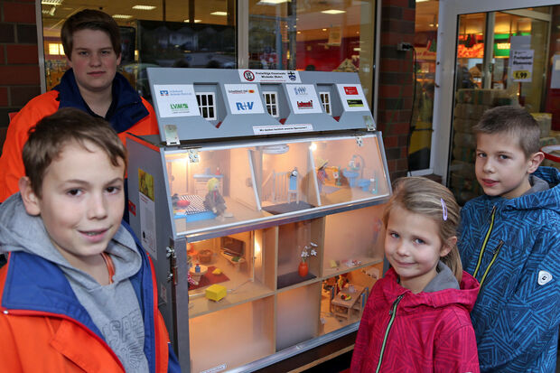 Demonstration der Funktionsweise von Rauchmeldern – anhand eines Schauobjektes der Freiwilligen Feuerwehr der Gemeinde Wickede (Ruhr) ARCHIVFOTO: ANDREAS DUNKER