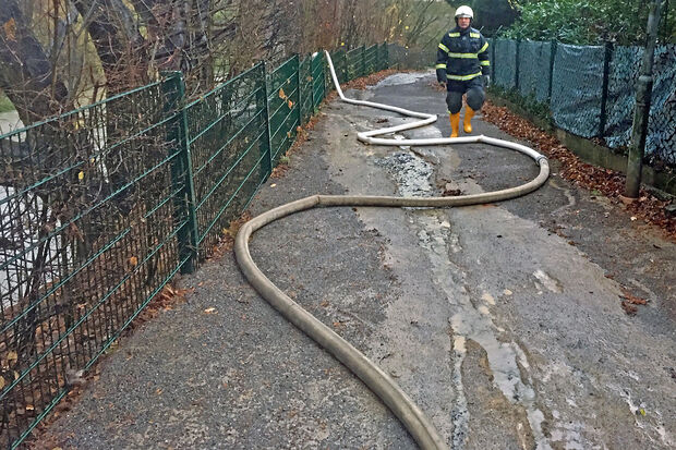 Im Garten und in der Kellerwohnung des Hauses am Rottweg in Wickede stand das Wasser nach dem Regen rund einen Meter hoch. Die Feuerwehr pumpte die schmutzige Brühe schließlich wieder ab und leitete das Dreckwasser ins Salmketal. FOTOS: FEUERWEHR