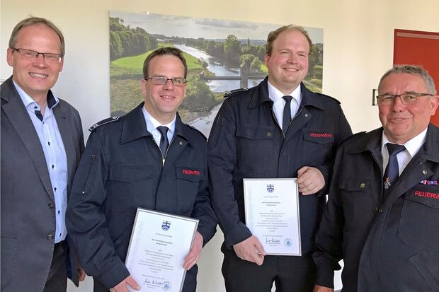 Bürgermeister Dr. Martin Michalzik (CDU) mit den neuen Stellvertretenden Feuerwehr-Leitern Sascha Seidel und Marcel Horn sowie Gemeindebrandinspektur Georg Ptacek (von links) FOTO: GEMEINDE WICKEDE (RUHR)