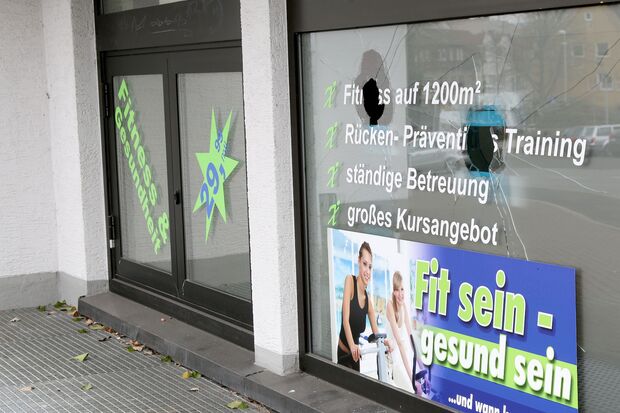 Zerstörte Scheibe am Fitness-Studio: Zwei Löcher in der Frontscheibe FOTO: ANDREAS DUNKER