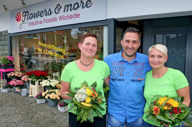 "Flowers & more – Kreative Floristik Wickede": Floristin Renate Jaras, Inhaber Joachim Holtz und Bärbel Woiczyk (von links) bei der Eröffnung des neuen Ladens an der Hauptstraße FOTO: ANDREAS DUNKER