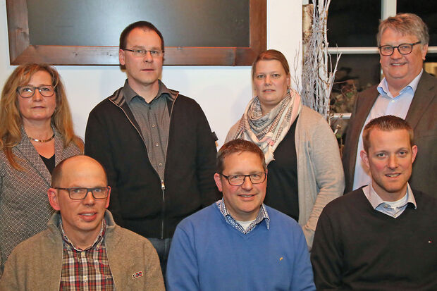 Geschäftsführender Vorstand und gewählte Beiratsmitglieder des Fördervereins Dorf Wiehagen zusammen mit dem neuen Ehrenmitglied der Gemeinschaft (2017) – Vordere Reihe, von links: Zweiter Vorsitzender Frank Baumüller, Kassierer Heinz-Bernd Luig und Erster Vorsitzender Markus Wrede – Hintere Reihe, von links: Schriftführerin Gabriele Kub sowie die Beisitzer Ulrich Moors und Donata Vielhaber sowie das neue Ehrenmitglied Alphons Hollmann ARCHIVFOTO: ANDREAS DUNKER