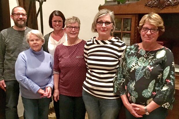 Die anwesenden Vorstandsmitglieder des Fördervereins der Ruhrtalklinik (von links): Kassierer Jörn Garlipp, Vize-Vorsitzende Irmgard Schneider, Vize-Vorsitzende Lisa Mende, Vorsitzende Marianne Dörr, Kassenprüferin Petra Heide und Schriftführerin Lucia Karthaus FOTO: DOMINIK PIEPER