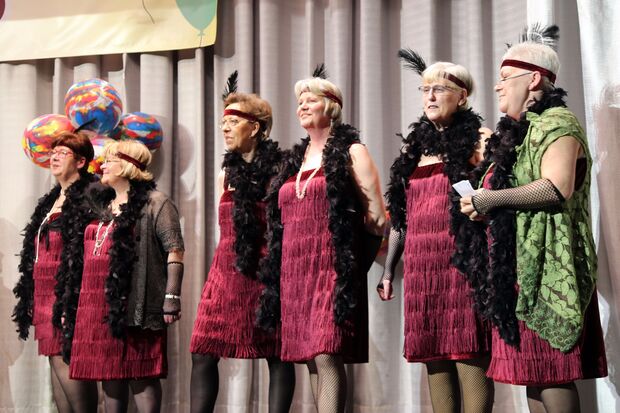 Der traditionelle Einmarsch des kostümierten KFD-Vorstandes auf der Bürgerhaus-Bühne. Sabine Hornkamp (rechts) begrüßte dabei die mehr als 400 närrischen Damen im Publikum sowie die kirchlichen und kommunalpolitischen Ehrengäste. FOTO: CARINA WESTERWELLE