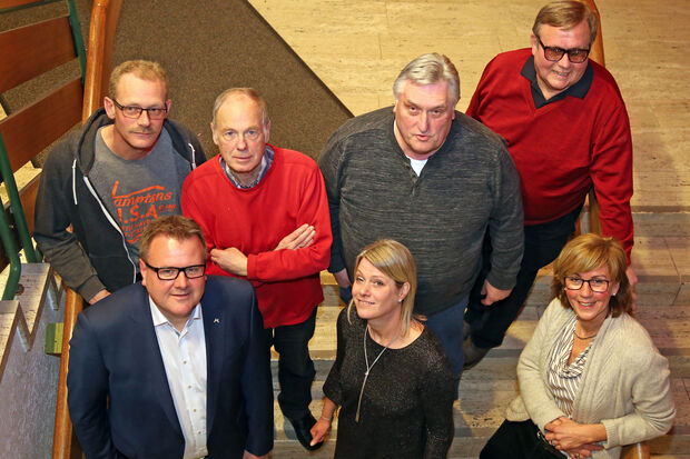 Der Vorstand des Freibad-Fördervereins – vordere Reihe, von links: Vorsitzender Ralf Hettwer mit den Beisitzerinnen Kerstin Irmer aus Arnsberg-Voßwinkel und Christine Nölle aus Ense-Waltringen; hintere Reihe, von links: Beisitzer und Schwimmmeister Michael Scheffler, Kassierer Gisbert Heimann, stellvertretender Vorsitzender Werner Mischke und Schriftführer Helmut Bäcker ARCHIVFOTO: ANDREAS DUNKER