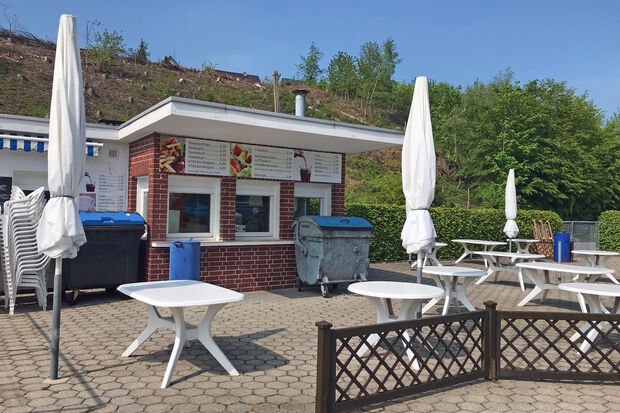 Der Bereich um den Kiosk soll noch erneuert werden. – Im Hintergrund der abgeholzte Hang des ehemaligen Hövelwaldes. FOTO: ANDREAS DUNKER