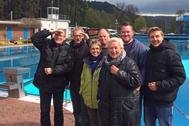 Bürgermeister Dr. Martin Michalzik (links) zusammen mit dem Freibad-Team 2016: Annette Herden und Petra Obal (vordere Reihe, von links) sowie Michael Scheffler, Wolfgang Menke, Manuel Brasautzki und Marian Bäcker (hintere Reihe) FOTO: GEMEINDE WICKEDE (RUHR)