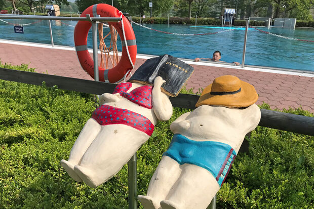Das Wasser im großen Schwimmerbecken ist auf 23 Grad Celsius aufgeheizt. Zum Sonnen auf der Liegewiese sind die Außentemperaturen allerdings noch zu kalt. FOTO: ANDREAS DUNKER
