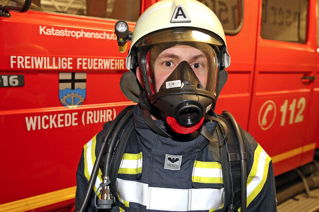 Eines der neuen Atemschutzgeräte beim ersten Test durch einen Wickeder Feuerwehrmann ARCHIVFOTO: ANDREAS DUNKER